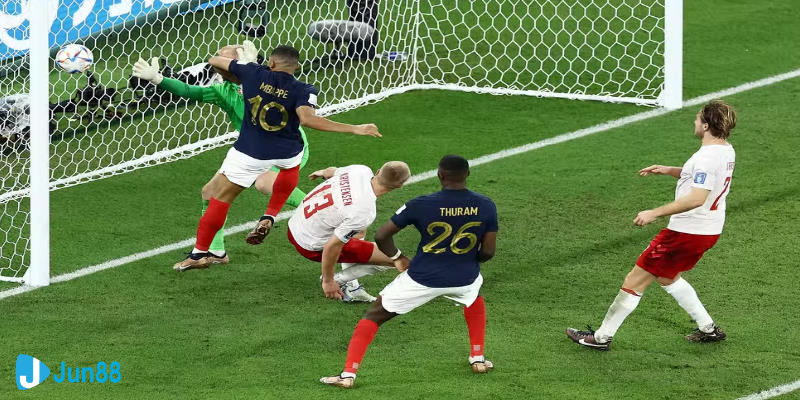 Mbappe ghi bàn ở hiệp 2 trận đấu giữa Pháp vs Đan Mạch